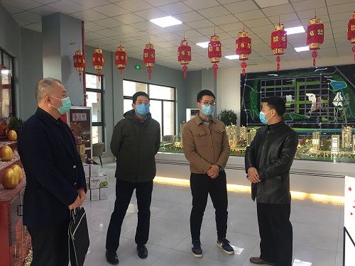 劉歲科在檢查蟠龍觀邸復(fù)工時指出：務(wù)必做到“六把關(guān)”“八查看”，將防疫制度落實到位